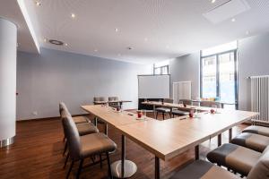 德累斯顿Premier Inn Dresden City Zentrum的一间会议室,配有一张大木桌子和椅子
