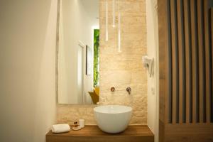 图里Antonio Busco rooms的浴室设有白色的碗水槽和镜子