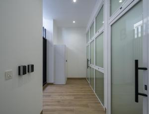 格拉纳达Apartamentos Mª Luisa de Dios Nº7的走廊设有玻璃门和木地板