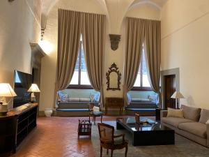 佛罗伦萨Palazzo Roselli Cecconi Apartments的客厅配有沙发和桌子
