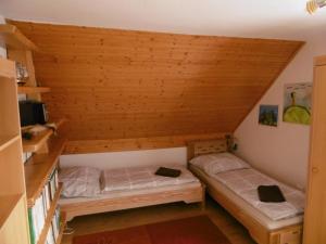 JindřichovChata u hajného的配有木天花板的客房设有两张床。