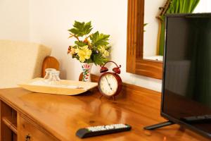 圣格奥尔基5.Evszak的一张桌子、一台电视、一个钟和鲜花