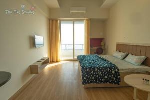 加济阿巴德Taj Suites & Studios-Top Place Couple Friendly Stay at Luxury Gaur City Mall #Movie, #Food Court #Shopping的酒店客房设有一张床和一个大窗户