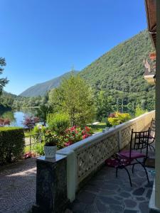 GhirlaL’Angolino di MAGDA: on the lake-PRIVATE beach!的享有河流和山脉美景的阳台。