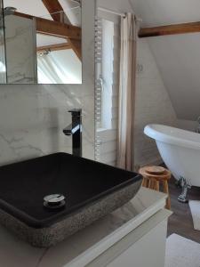 PetegemVakantieverblijf Hof Ter Lucht的带浴缸和盥洗盆的浴室