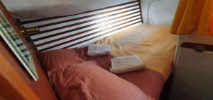 拉罗谢尔Baladin - Dormir sur un voilier By Nuits au Port的床上有2个枕头