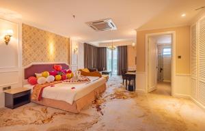 波德申塔斯克别墅国际度假村的酒店客房设有一张大床,地板脏
