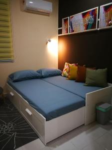 普特拉贾亚Bayu D'Awan Muslim Homestay Putrajaya的一张位于蓝色床垫间的床