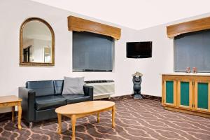 阿什兰阿什兰速8酒店的客厅配有沙发和桌子