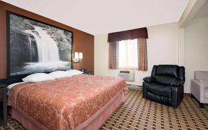 阿什兰阿什兰速8酒店的配有一张床和一把椅子的酒店客房