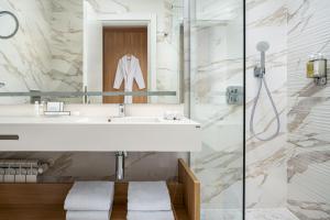 布勒伊拉Alma Health & Spa Retreat的一间带水槽和淋浴的浴室
