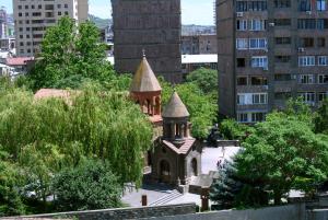 埃里温Royal Plaza by Stellar Hotels, Yerevan的一座城市中拥有两座塔的小教堂
