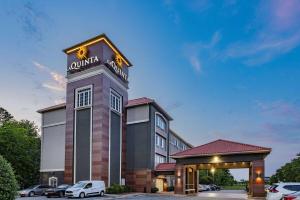 诺福克La Quinta Inn & Suites by Wyndham Norfolk的建筑顶部有标志的酒店