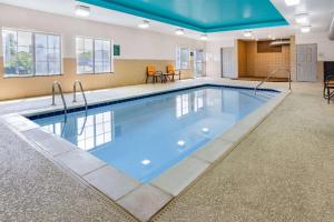 诺福克La Quinta Inn & Suites by Wyndham Norfolk的大楼内一个蓝色的大型游泳池