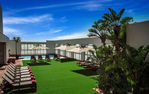德班宜容格尼玛哈拉尼酒店的一座带草坪、椅子和遮阳伞的建筑