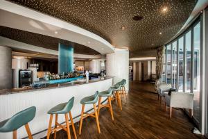 德班宜容格尼玛哈拉尼酒店的餐厅的酒吧,带绿色凳子