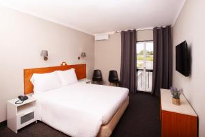 埃斯特雷莫斯Estremoz Hotel的酒店客房设有床和窗户。