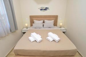 蒂瓦特Bradasevic Apart Resort Tivat的一间卧室配有一张带白色毛巾的床