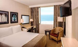 德班宜容格尼玛哈拉尼酒店的酒店客房设有床和窗户。