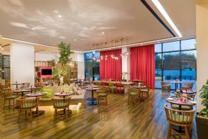 马斯喀特IntercityHotel Muscat的用餐室设有桌椅和窗户。