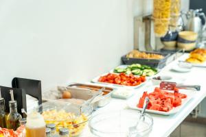 雅典New Amaryllis Hotel的自助餐,在柜台上提供几盘食物