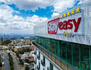 亚的斯亚贝巴Stay Easy Plus Hotel的建筑物顶部的标志