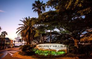德班Beverly Hills的棕榈树和街道的度假村标志