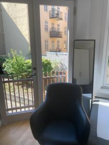 奥斯陆Oslo apartment center的滑动玻璃门前的黑椅