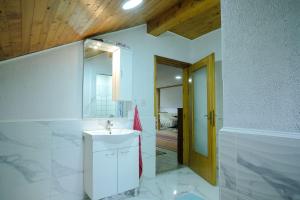 维索科Riverside Apartments的浴室设有白色水槽和镜子