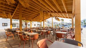 卡门港Bakour Lanzarote Splash的庭院里空着的餐馆,配有桌椅