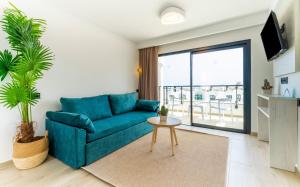 卡门港Bakour Lanzarote Splash的客厅配有蓝色的沙发和桌子
