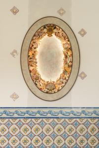 梅利迪什Vermelho Melides的墙上的板子,上面有镜子