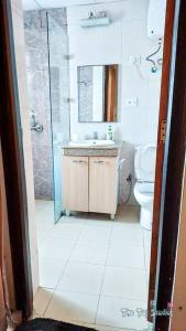 诺伊达Top Luxury & Couple Friendly Stay GP by Taj Suites & Studios的带淋浴、盥洗盆和卫生间的浴室