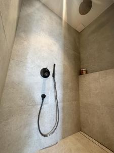 格里莫Le Mas Saint Michel Grimaud的浴室设有淋浴,墙上装有水管