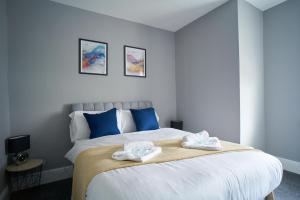 科特布里奇West Apartment的一间卧室配有一张大床和毛巾