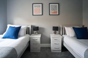科特布里奇West Apartment的一间卧室设有两张床和两个床头柜
