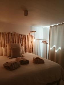 西内Où gît le Bocq Spa privatif的一间卧室配有一张床,上面有两条毛巾