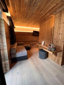 卡纳泽伊Chalet Queen的客房设有带木制天花板的桑拿浴室。
