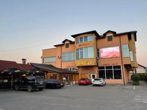 维特兹Motel Dačo的停车场内停放汽车的大型建筑