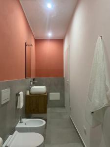 科莫B&B NAR的浴室配有白色卫生间和盥洗盆。
