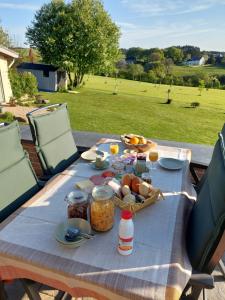 ManderfeldBaloe的一张带食物和一篮子食物的野餐桌