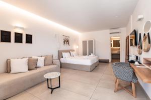 超级天堂海滩Super Paradise Hotel的客厅配有沙发和1张床