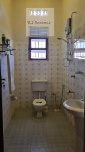 卡塞斯BLT Residence - Kasese A serene and tranquil home的一间带卫生间、水槽和窗户的浴室