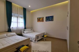 卡塞斯BLT Residence - Kasese A serene and tranquil home的一间卧室设有两张床和窗户。