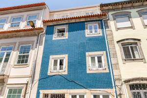 布拉加Sé Apartamentos - Dom Miguel Apartment的一面有蓝色瓷砖的建筑