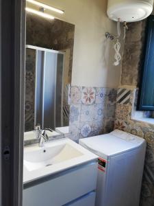 卡洛福泰A cà da Chidedda - IUN Q6445的一间带水槽和镜子的浴室