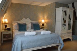 莫尔登博重小酒馆酒店的一间卧室配有一张带蓝色枕头的大床