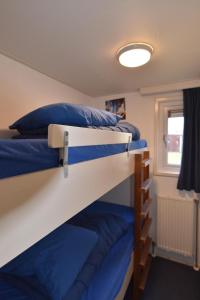 比伦Chalet Zeester J38 Ameland的小房间设有两张双层床