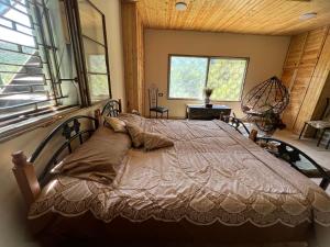 阿杰隆Oak Farm مزرعة الملّول的一间设有床铺的卧室,位于带窗户的房间内