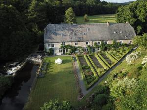 Resteigne雷斯特格莫林住宿加早餐旅馆的享有花园大房子的空中景致